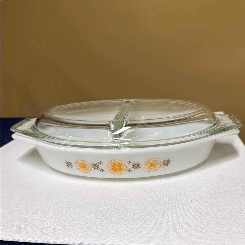 PYREX Town & Country 1.5 Quart Divided Serving Dish With Lid Vintage